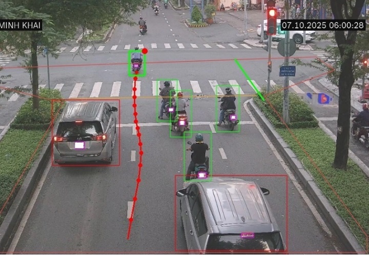 Camera AI của CSGT bắt lỗi xe máy vượt đèn đỏ ở trung tâm TP.HCM