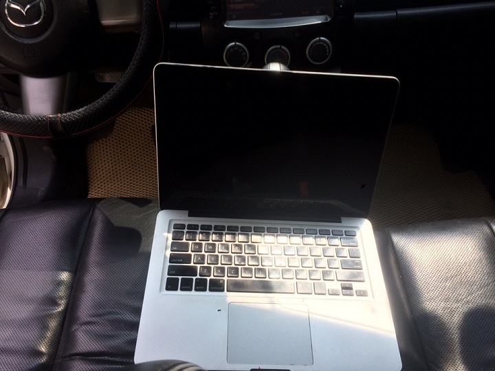 Bỏ laptop trong xe có thể gây nguy hiểm hơn bạn nghĩ ?