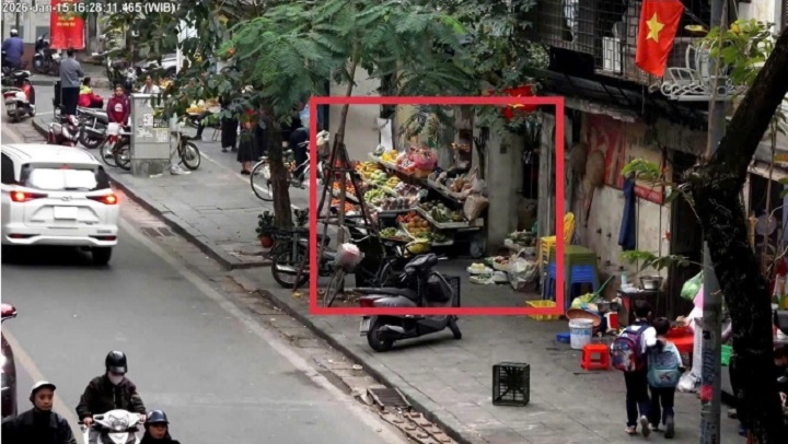 CSGT phạt nguội hơn 100 xe máy đỗ trên vỉa hè
